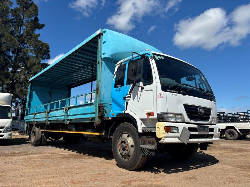 Nissan UD 90 Tautliner with Dropsides