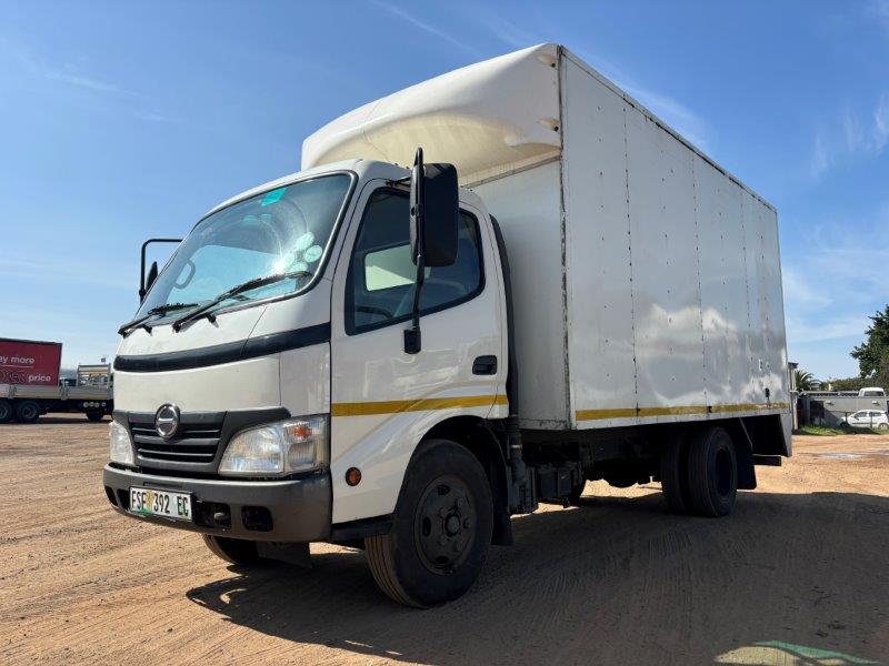 2011 Hino 611 V/Van 3 Ton