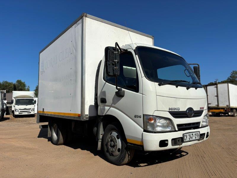 2017 Hino 614 v/van